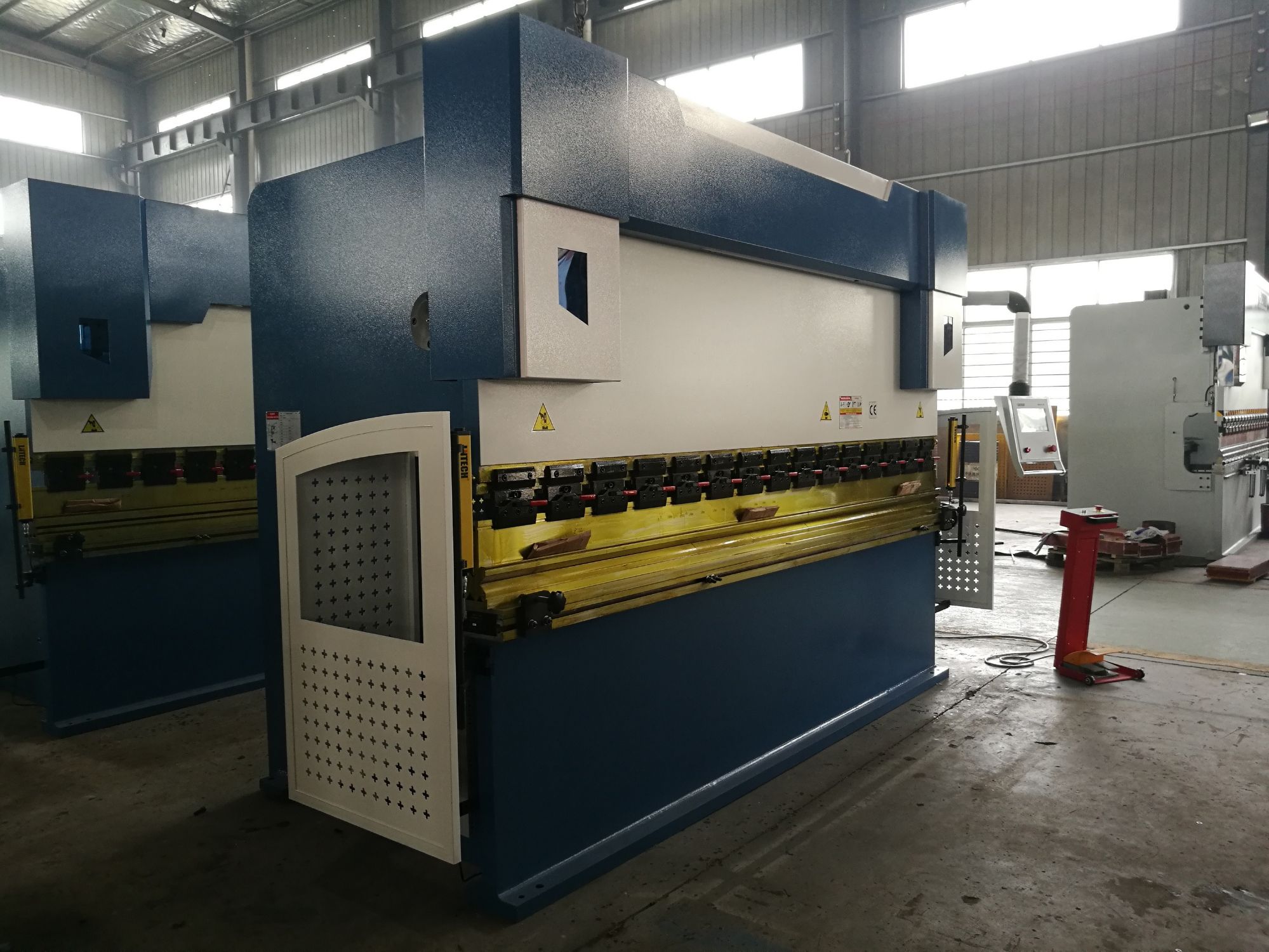 CNC High-equipped Precise Automatic Hydraulic Press Brake Machine